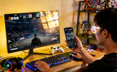 电竞爱好者在家中通过电脑和手机观看DB电竞平台赛事直播的场景