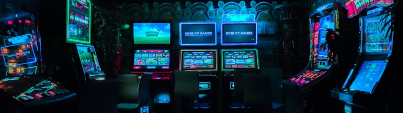 王者荣耀KPL职业联赛直播画面，选手在手机上激烈操作