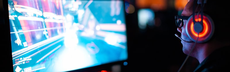 电竞俱乐部运营人员在办公室使用DB电竞平台进行粉丝互动和数据分析