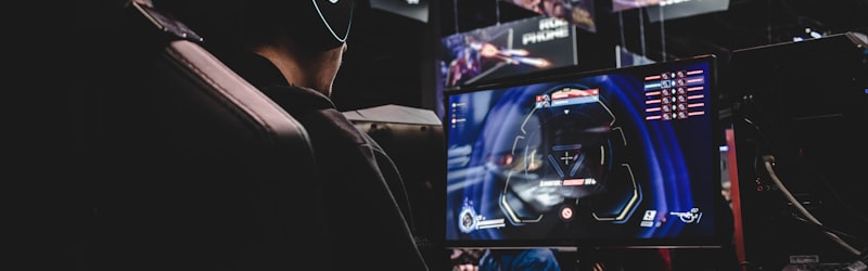 职业电竞选手在训练基地使用DB电竞平台回放功能进行战术复盘分析